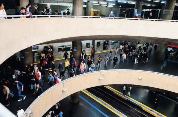 A cidade subterrânea: metrôs, corpos e hábitos em movimento